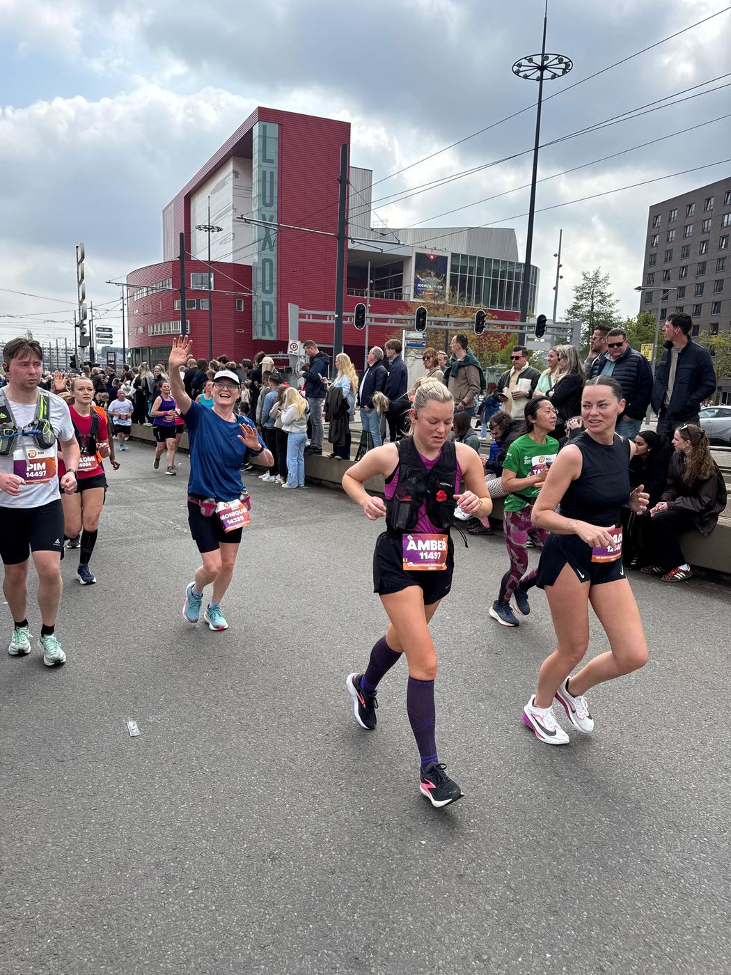 Hardloopsters op het parcours van een stadsmarathon