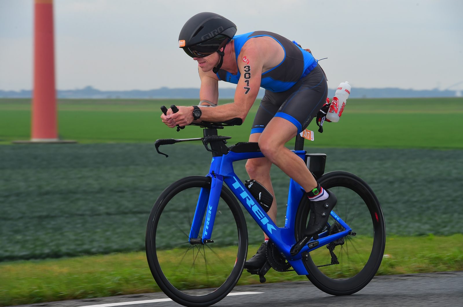 Triatleet op de tijdritfiets tijdens een wedstrijd