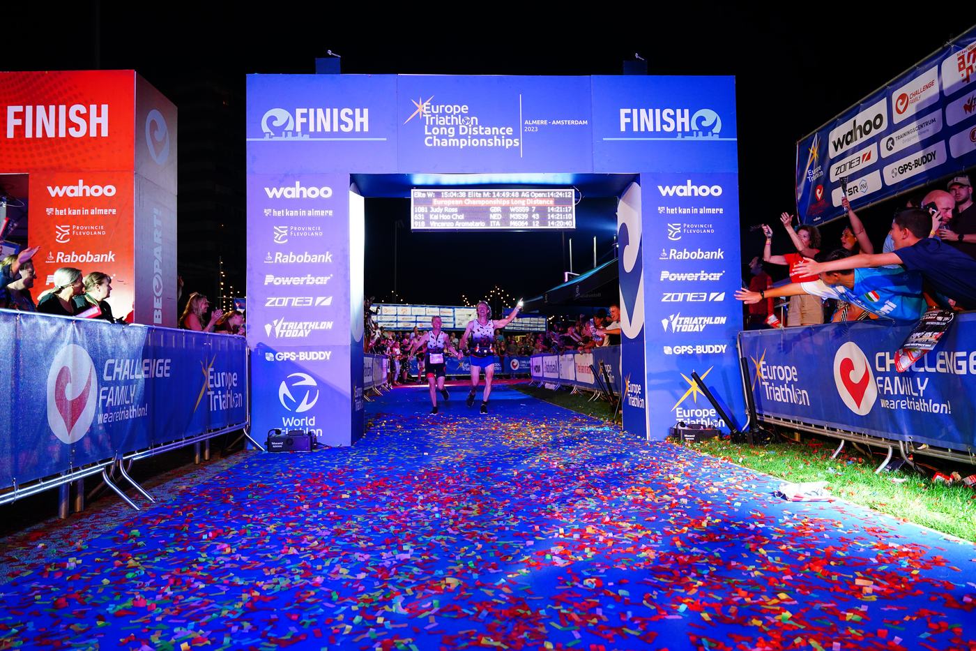 Samen over de finish bij een lange-afstandstriathlon