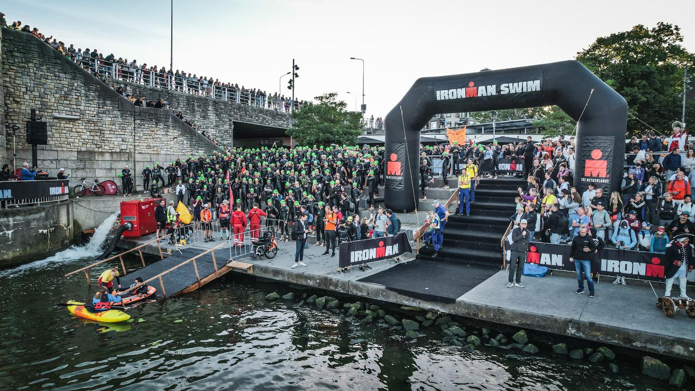 Zwemstart van een Ironman-triathlon met honderden deelnemers