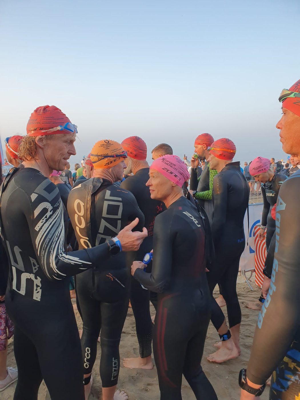 Openwaterzwemmers in wetsuit voor de start van een wedstrijd