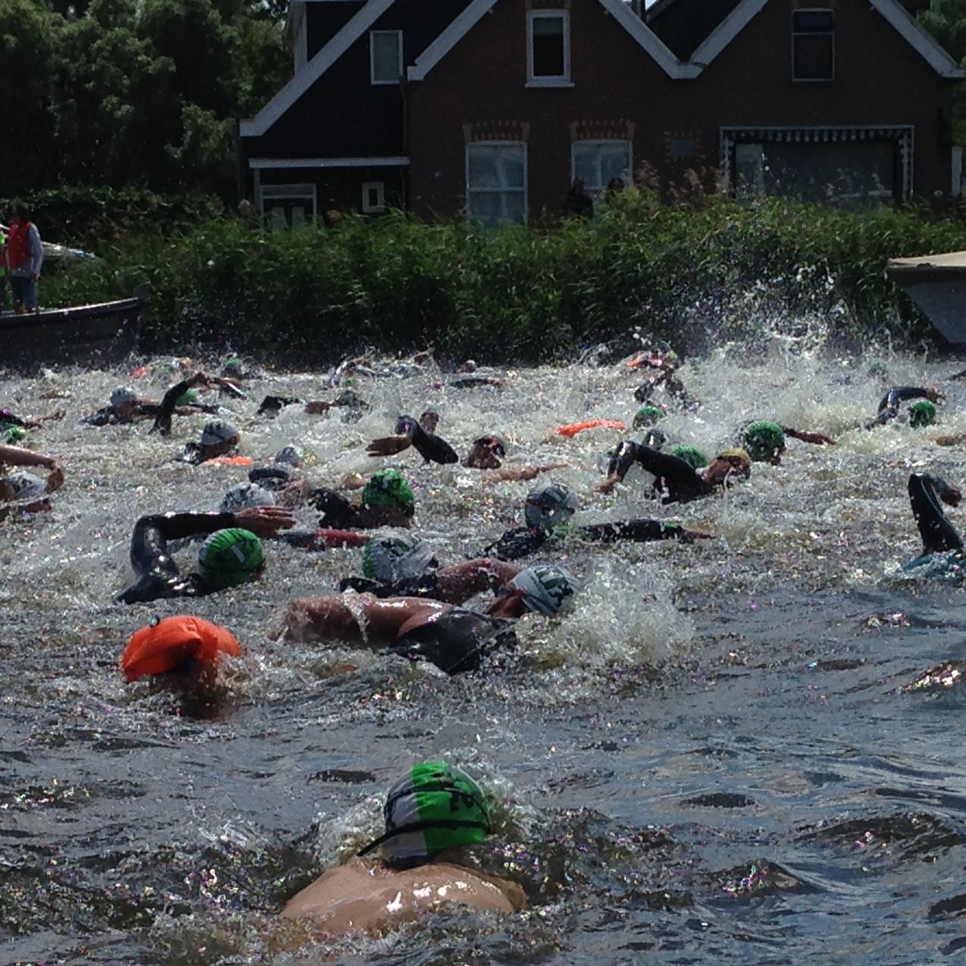 Zwemmers in actie tijdens een openwaterwedstrijd