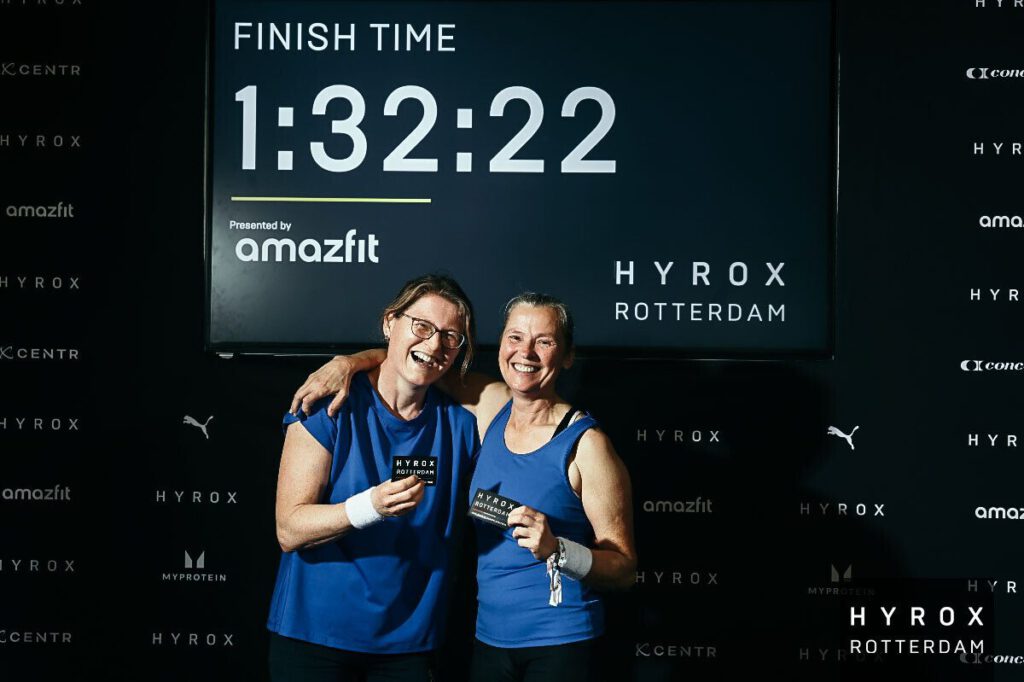 Twee deelnemers na de finish van de HYROX doubles in Rotterdam