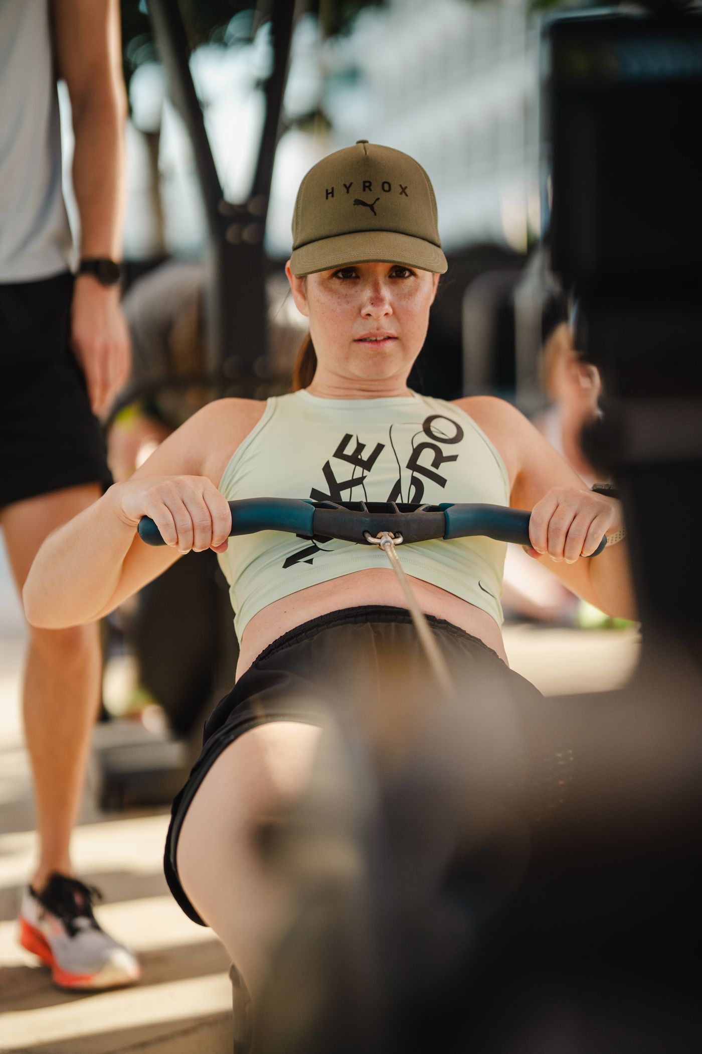 Roeitraining tijdens een HYROX-sessie, met begeleiding van D-Physics